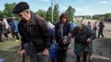 ساکنان یکی از روستاها در پی بمباران توسط روسیه خانه‌های خود را تخلیه کردند