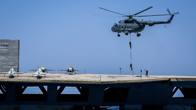 مانور سپاه پاسداران و «کنترل هوشمند تنگه هرمز» در گفت‌وگو‌ با فرزین ندیمی