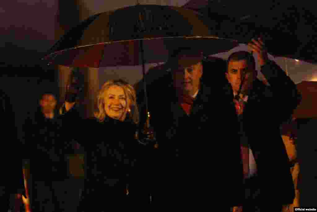 Hillary Clinton po dolasku u Sarajevo i Zlatko Lagumdžija, 29. oktobar 2012. foto: Ministarstvo vanjskih poslova BiH