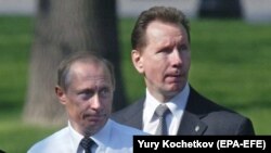 Президент России Владимир Путин и тогдашний начальник службы безопасности (ныне глава Росгвардии) Виктор Золотов (архивное фото 2004 года).