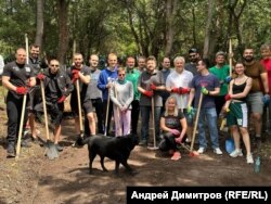  Доброволците в една от акциите за почистването на парка 