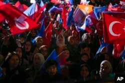 Сторонники Эрдогана в Анкаре. Вечер 14 мая 2023 года