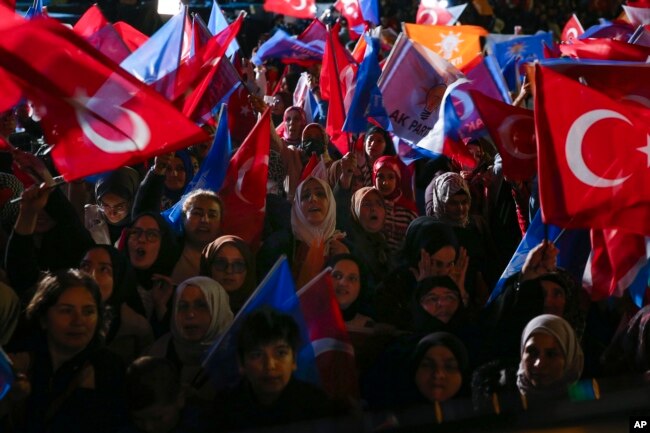 Сторонники Эрдогана в Анкаре. Вечер 14 мая 2023 года