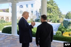 Президент США Дональд Трамп (ліворуч) розмовляє з президентом України Володимиром Зеленським (праворуч) у Білому домі у Вашингтоні 17 жовтня 2025 року.