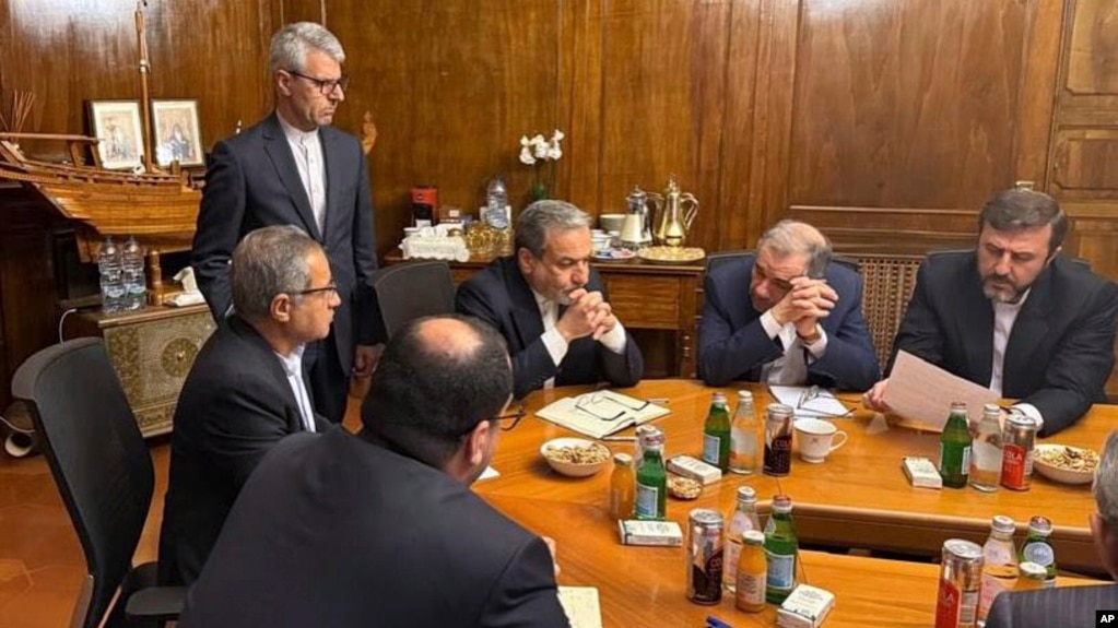 عباس عراقچی، وزیر خارجه ایران، (نفر سوم از راست) در میان دیگر اعضای هیئت ایرانی مذاکرهکننده با آمریکا، رم ۳۰ فروردین