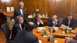 عباس عراقچی، وزیر خارجه ایران، (نفر سوم از راست) در میان دیگر اعضای هیئت ایرانی مذاکره‌کننده با آمریکا، رم ۳۰ فروردین