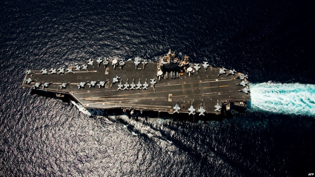 ناو هواپیمابر کلاس نیمیتز &laquo;یو&zwnj;اس&zwnj;اس آبراهام لینکلن&raquo; هنگام عبور از دریای عرب
