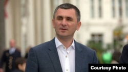 На вопрос о том, почему они не стали создавать сразу политическую партию, Рауль Лолуа ответил так: «У общественной организации есть все возможности, чтобы выражать свое видение происходящего»