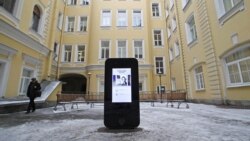 До недавнего времени во дворе Санкт-Петербургского института точной механики и оптики стоял вот такой памятник Стиву Джобсу