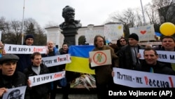 Акция в Крыму возле памятника Тарасу Шевченко в Симферополе против агрессии России в отношении Украины. Симферополь, 9 марта 2014 года