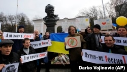 Акция в Крыму возле памятника Тарасу Шевченко против агрессии России в отношении Украины. Симферополь, 9 марта 2014 года