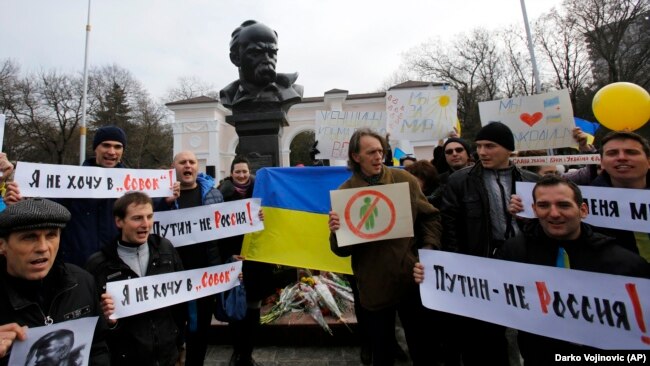 Акция в Крыму возле памятника Тарасу Шевченко в Симферополе против агрессии России в отношении Украины. Симферополь, 9 марта 2014 года
