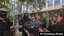 Policijska intervencija ispred zgrade pravosudnih organa u Novom Sadu, 20. avgust 2025.