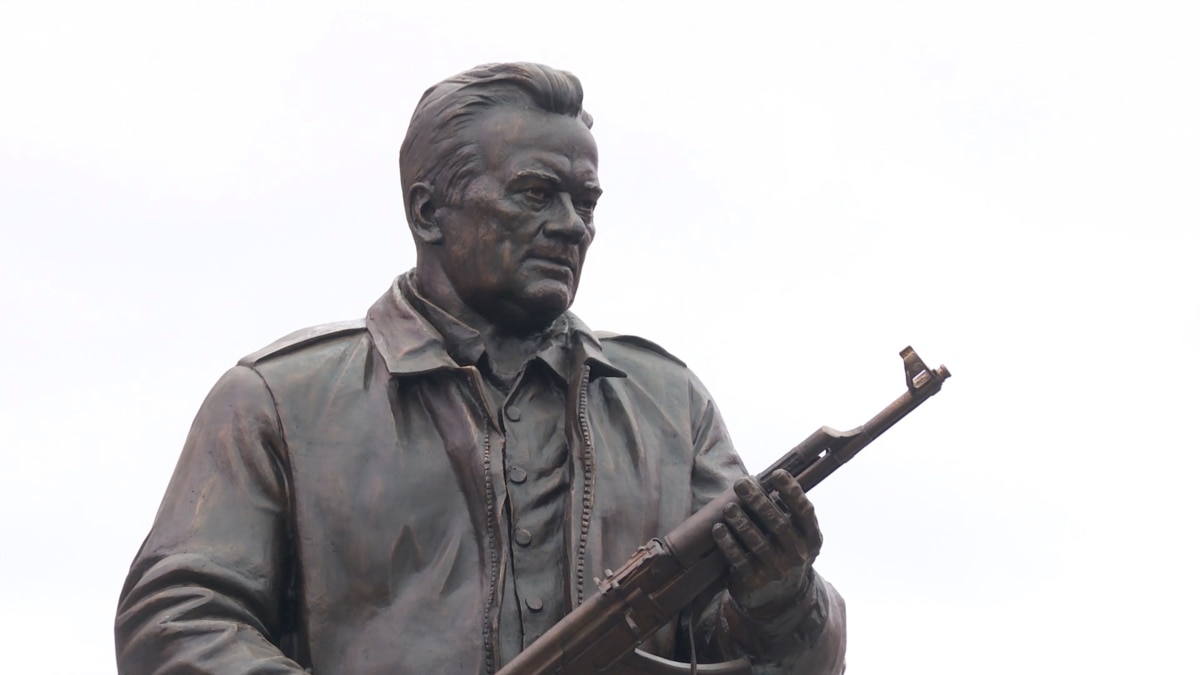 Monument To AK-47 Designer Kalashnikov Unveiled In Moscow