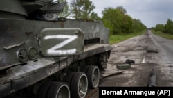 Буква «Z», ставшая символом агрессии России против Украины, на взорванном российском бронетранспортере возле Кутузовки, севернее Харькова, 13 мая 2022 года