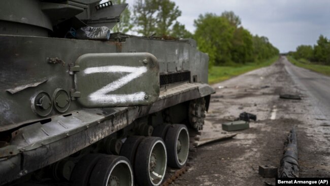 Буква «Z», ставшая символом агрессии России против Украины, на взорванном российском бронетранспортере возле Кутузовки, севернее Харькова, 13 мая 2022 года