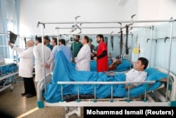 Un grup de bărbați răniți primesc îngrijiri medicale după un atac din Kabul, Afganistan. 25 decembrie 2018.