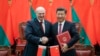 Президент Китая Си Цзиньпин обменивается рукопожатием с белорусским лидером Александром Лукашенко, прибывшим с визитом в Пекин. 2016 год.