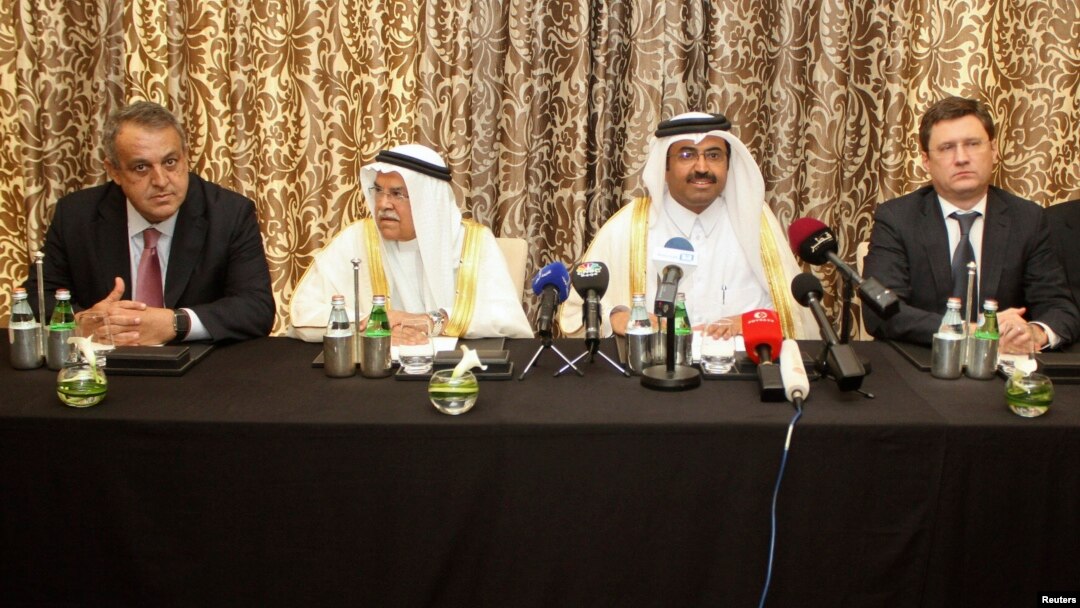 Qətərin energetika naziri Mohammad bin Saleh al-Sada, Səudiyyə Ərəbistanın neft naziri Ali al-Naimi, Venesuelanın neft naziri Eulogio del Pino və Rusiyanın energetika naziri Aleksandr Novak Dohada birgə mətbuat konfransında – 16 fevral 2016