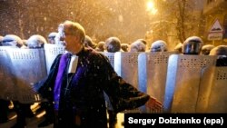 Пастор лютеранської церкви Святої Катерини в Києві Ральф-Ґергард Гаска під час протестів у Києві, 9 грудня 2013 року