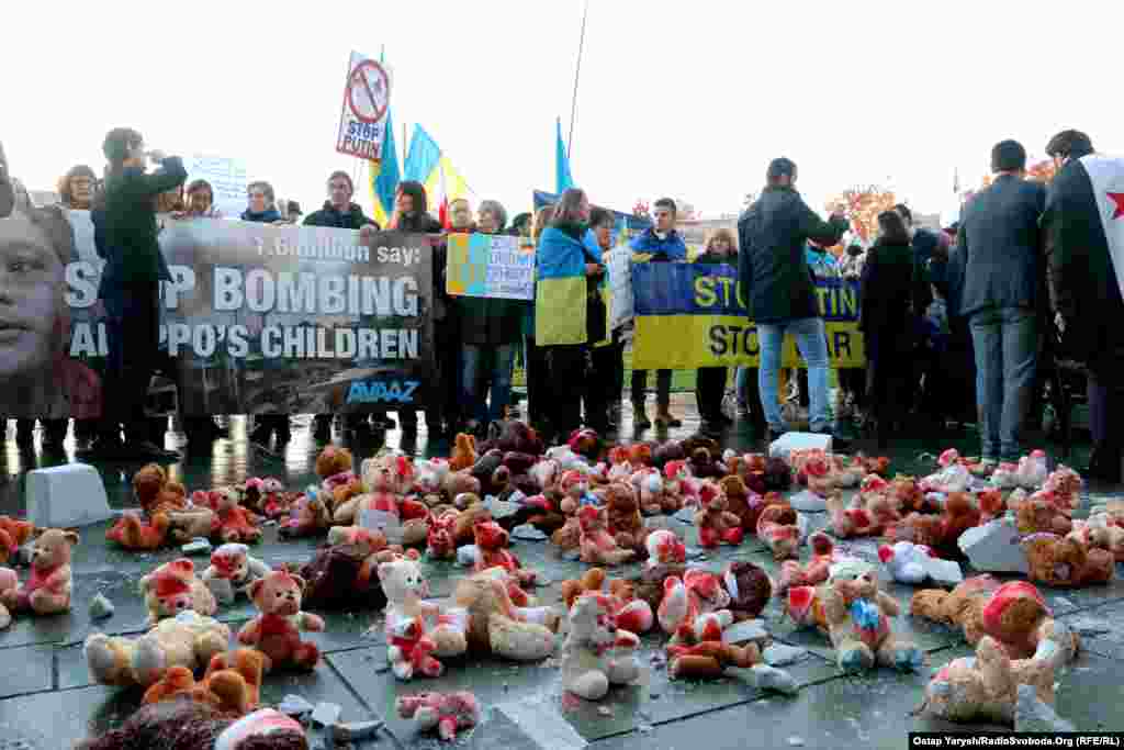 Немецкие художники устроили инсталляцию. Мягкие игрушки в &laquo;крови&raquo; символизируют погибших из-за российских атак детей в Алеппо