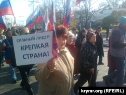 Ілюстрацыйнае фота. Пэнсіянэрка на сьвяткаваньн Дня народнага адзінства ў Севастопалі, 2014 год