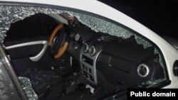 Азаматтық белсенді Лұқпан Ахмедьяровтың көлігінің сынған терезесі. 12 қараша 2015 жыл. Сурет белсендінің Facebook парақшасынан алынды.