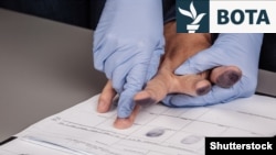 Teknologjia ruse, që ka marrë Serbia, përdor gjurmët e gishtërinjve, pëllëmbës së dorës, fytyrën dhe sytë për të identifikuar persona. 