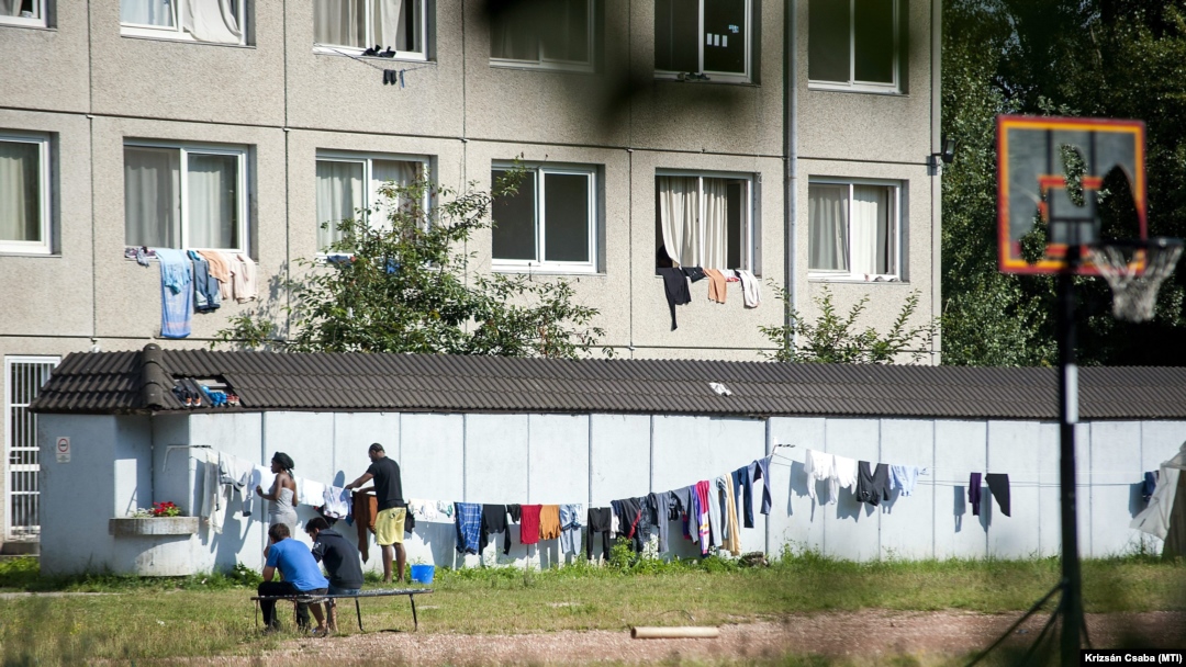 A vámosszabadi nyitott menekülttáborban ruhákat teregetnek mindenhova, ahova lehet, még 2015. június 30-án.