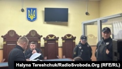 Підозрюваний просив суд помʼякшений запобіжний захід у вигляді домашнього арешту. Прокуратура просила про тримання під вартою через ризик втечі підозрюваного за кордон