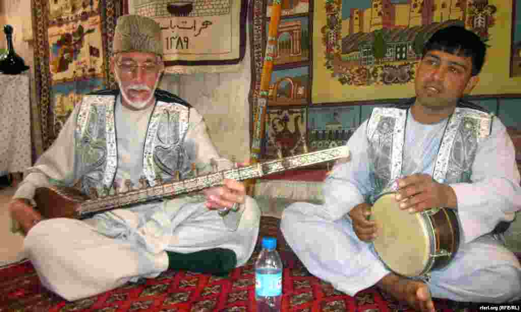 Afghanistan - Handicrafts and art works exhibition in Herat province, 28 April 2013