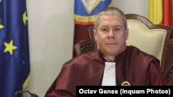 Judecătorul CCR Dacian Dragoș rămâne judecător la CCR până când Curtea va stabili ce vrea să spună clar terminologia care privește criteriile de numire la CCR.