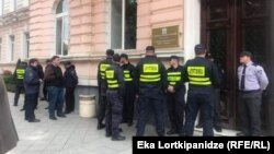 პოლიცია ბათუმის საკრებულოსთან