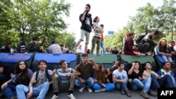 Учесници на протестите во Ерменија 