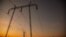 Përçues të energjisë elektrike, ndërsa prapa shihet tymi nga termocentralet në Obiliq. Fotografi ilustruese nga arkivi.