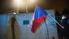 Чехія: кетчуп на посольстві Росії як символ крові і пам’яті про жертви вибухів 2014 року, влаштованих, як вважають, Москвою