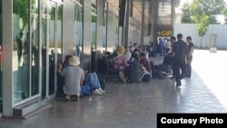 Патници на аеродромот во Душанбе чекаат лет до Русија. 