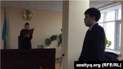 Судья Есильского районного суда Эльмира Мырзатаева и главный специалист департамента юстиции Нур-Султана Алишер Тагайбек во время оглашения решения. Нур-Султан, 26 февраля 2020 года.