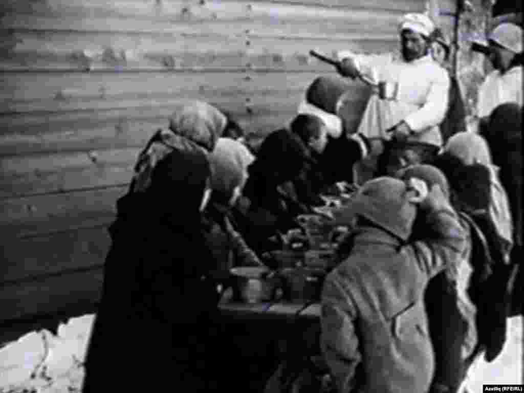 1920нче ачлык елларында Оренбур тобәгенең Бозаулык шәһәрендә инглиз һәм американ миссионерлары төшергән видеодан алынган сурәтләр