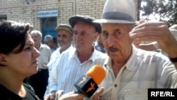 RFE/RL reporter Malahat Nasibova interviews locals in Nehrem, Nakhichevan, August 2008