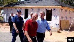 Президент США посещает город Билокси, полностью разрушенный в прошлом году