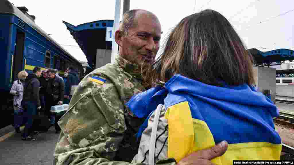 46-річний Леонід з Києва разом із сестрою на залізничному вокзалі. Воював у 128-й окремій гірсько-піхотній бригаді. В мирному житті &ndash; слюсар