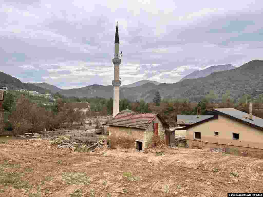 U noći na 4. oktobar cijelo područje oko džamije bilo je popravljeno, a iz vode je danima &quot;virila&quot; samo njena munara.