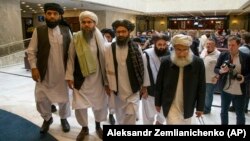 ملا عبدالغنی رهبر سیاسی گروه طالبان، با دیگر اعضای هیئت طالبان برای گفتگو در مسکو ، ۲۸ مه ۲۰۱۹ 
