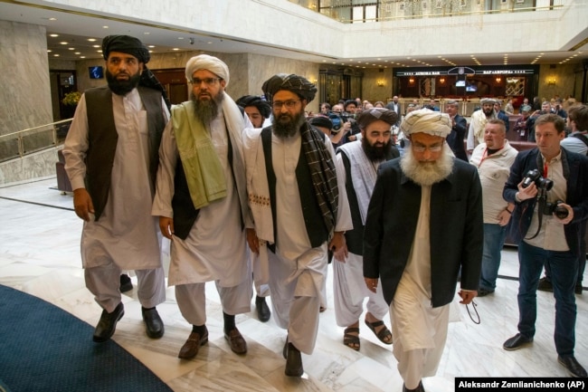 Mulah Abdul Gani Baradar, najviši politički lider talibanske grupe (treći slijeva), stiže s drugim članovima talibanske delegacije na razgovore u Moskvu 28. maja 2019.
