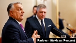 Premierul ungar, Viktor Orban (stânga), și omologul său slovac, Robert Fico, au făcut presiuni asupra Bruxelles-ului pentru a elimina unele personaje sus-puse din Rusia de pe lista sancțiunilor UE (fotografie de arhivă). 