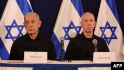 Premierul israelian Beniamin Netanyahu (stânga) și Yoav Gallant, ministrul remaniat al Apărării.