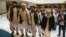 ملا عبدالغنی برادر، معاون نخست‌وزیر طالبان (نفر سوم از چپ). سهیل شاهین، سخنگوی طالبان (نفر اول از چپ)