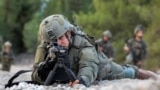 Soldat israelian în poziție de tragere în nordul regiunii Galileea, la 1 noiembrie 2023. (Foto: AFP) 