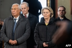 Președintele Consiliului European, Antonio Costa (s), și președinta Comisiei Europene, Ursula von der Leyen (d), la o slujbă religioasă de comemorare, la Catedrala Sfânta Sofia din Kiev. 24 februarie 2026.